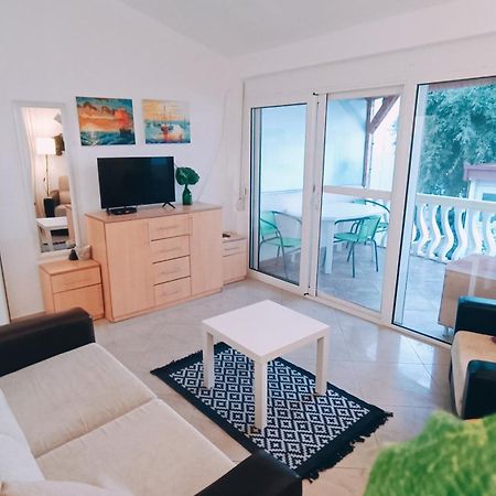 Beach Apartment With Beach Chairs N.1 Utjeha Bilik gambar