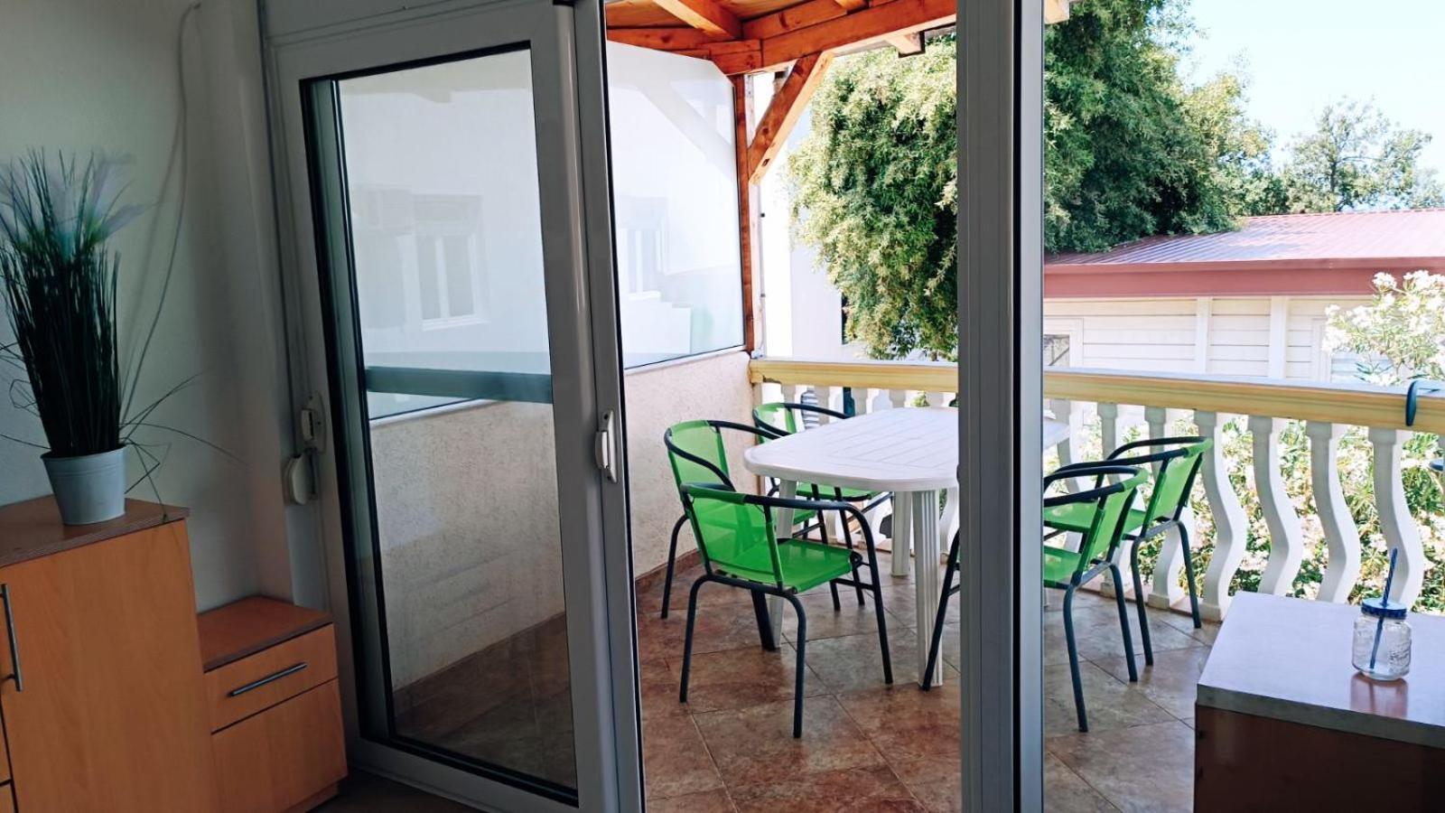 Beach Apartment With Beach Chairs N.1 Utjeha Bilik gambar